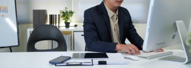 Ciddi, iş adamı ve ofisteki bilgisayar, internet araştırmaları ve web sitesi üzerinde düşünme. Odaklanmış erkek çalışan, fikirlerin masaüstü ve çözümü, planlama ve değerlendirme stratejisi, proje veya vizyon.