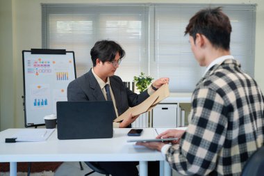 İnsan kaynakları bürosundaki iş adamlarıyla işe alma ya da adam alma için başvuru, el ve görüşme. Özgeçmiş, belge veya yönetici ve adayla iş fırsatı için görüşmeler.