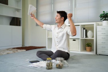 Mutlu bir adam iş başvurusuna cevap veriyor. Kredi borcu. Mutlu bir gülümseme..