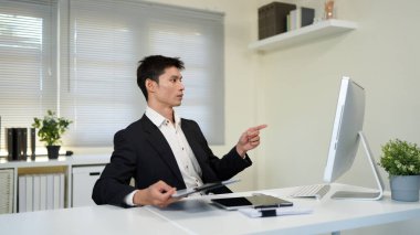 Ciddi, iş adamı ve ofisteki bilgisayar, internet araştırmaları ve web sitesi üzerinde düşünme. Odaklanmış erkek çalışan, fikirlerin masaüstü ve çözümü, planlama ve değerlendirme stratejisi, proje veya vizyon.