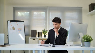 Mali satış raporları ve bilgisayar işleriyle uğraşan meşgul bir finans uzmanı. Olgun idari işadamı profesyonel çek analiz işi, yatırım incelemesi.