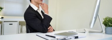 Ciddi, iş adamı ve ofisteki bilgisayar, internet araştırmaları ve web sitesi üzerinde düşünme. Odaklanmış erkek çalışan, fikirlerin masaüstü ve çözümü, planlama ve değerlendirme stratejisi, proje veya vizyon.