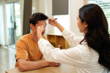 Doktor saç kaybı tedavisi için hastanın kafa derisini muayene ediyor. Klinikte profesyonel tıbbi muayene. Muayene sırasında klinikte bir erkek hasta. Doktor kafa derisinde olası saç kaybı sorunlarını kontrol ediyor...