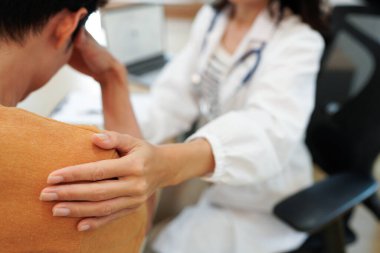 Doktor kadın, doktor muayenehanesinde oturan hastaya danışmanlık yapıyor. Erkek hastalıklarının önlenmesi, sağlık hizmetleri, sağlık hizmetleri, danışma, konsept..