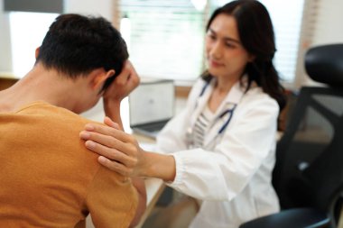 Kadın, doktor ve hastaya hastanede tedavi, reçete ya da teşhis için danışmanlık. Kadın hasta dozu, prosedürü veya klinikteki sonuçları için müşteriyle konuşuyor veya ona danışıyor.