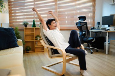 Mutlu adam dinleniyor. Huzur evinde bir sandalyede dinleniyor. Hayal kuruyor..