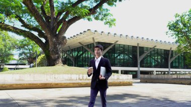 Bilgisayarlı bir iş adamı ve dışarıda kahve içiyor. Takım elbiseli bir iş adamı ofis işlerine gider. Başarı işi..