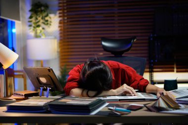 İş yerinde çalışan yorgun kadın mimar, uyku ya da uzun bir günün ardından şekerleme, masa başında çalışırken kollarını açan iş kadını, barış, stresten uzak konsept..