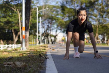 Spora uygun spor motivasyonlu koşucu kız eğitimi, yarış maratonuna hazırlanma. Sabah güneşli parkta egzersiz yapmak...