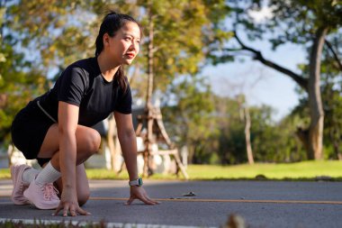 Spora uygun spor motivasyonlu koşucu kız eğitimi, yarış maratonuna hazırlanma. Sabah güneşli parkta egzersiz yapmak...