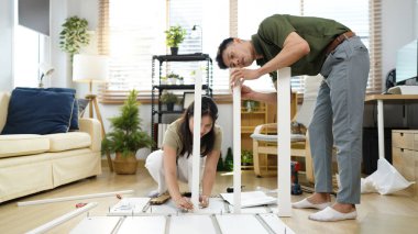 Genç bir çift yeni eve mobilya kuruyor..