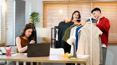 Yepyeni bir koleksiyon yapmak zorundayız. İki moda tasarımcısının fikirleri tartışırken çekilmiş görüntüleri...