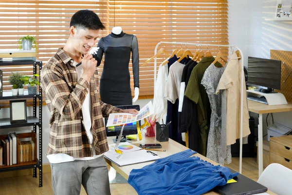 Moda tasarımcısı olarak çalışan erkekler, iş yerindeki kıyafet için renk çizelgesi seçiyorlar..