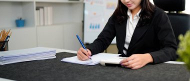 Finans belgesi ve mali muhasebe kavramının rakamlarını hesaplamak için hesap makinesi kullanan bir iş kadını.