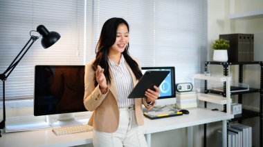 Ofisteki dijital tablette çalışan iş kadını.