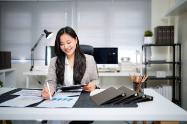 İş kadını, belgeler ve muhasebeci çek raporu bilgi, mali veri veya analiz için. Ofiste denetleme, planlama ya da defter tutma için evrak işleri, denetleyici ve kadın profesyonel denetimi..