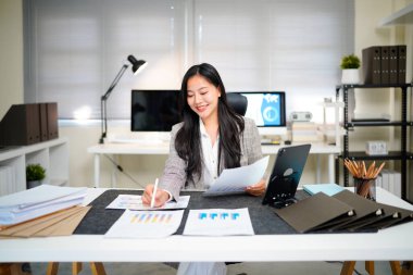 İş kadını, belgeler ve muhasebeci çek raporu bilgi, mali veri veya analiz için. Ofiste denetleme, planlama ya da defter tutma için evrak işleri, denetleyici ve kadın profesyonel denetimi..