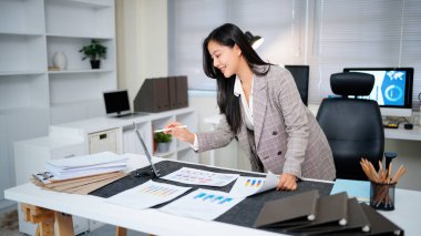 Ofisteki dijital tablette çalışan iş kadını.