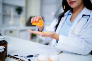 Doktor Tutma Şişesi, Reçeteli ilaç şişesinden ilaç doldurma Arka plan Çok fazla hap alma Sağlık kavramı.