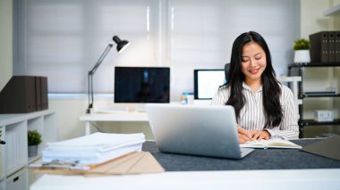 Ofiste iş kadınlarıyla yazma, planlama ve bilgisayar denetim sonuçları ve ekonomi grafiği. Bütçe incelemesi için acentedeki kişi ile vergi teslim tarihi, hesap yöneticisi ve dijital rapor.