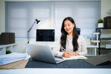 Ofiste iş kadınlarıyla yazma, planlama ve bilgisayar denetim sonuçları ve ekonomi grafiği. Bütçe incelemesi için acentedeki kişi ile vergi teslim tarihi, hesap yöneticisi ve dijital rapor.