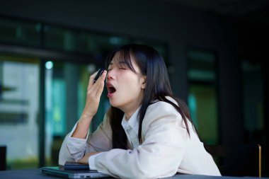 İş kadını iş yerinde esniyor motivasyon ya da uykusuzluk hissetmiyor sıkıcı ofis rutininden yorgun, yorgun çalışan kronik yorgunluk ya da aşırı çalışma kavramından muzdarip.