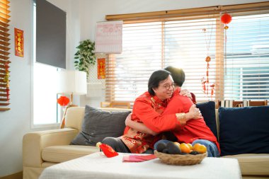 Büyük baba, Çin Yeni Yıl kutlamaları sırasında evinin girişinde oğluna sımsıkı sarıldı..