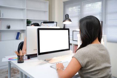 Bilgisayar maketi. Ofiste çalışan iki iş adamı ve kopyalama alanı olan boş beyaz ekran.