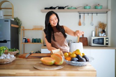 Sabahları kadın, lezzetli bir kahvaltı hazırlamak ve güne başlamak için ekmeği ekmek kızartma makinesine koyar...