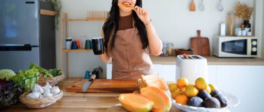 Kahveli ve lezzetli tostları olan güzel Asyalı bir kadın..