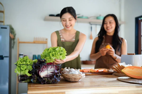 İki arkadaş, neşeli bir salata hazırlıyor. Güneşli bir mutfakta, kahkahalarımızı ve sağlıklı beslenme alışkanlıklarımızı paylaşıyoruz...