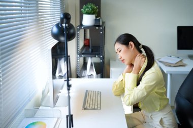 Stres, ofis ya da boyun ağrısı olan Asyalı kadın, iş yerinde ya da yeni başlayan şirkette yorgunluk ya da tükenmişlik. Duruş sorunları, yorgun kız ya da yaralı kadın işçi kas gerilimi yüzünden hayal kırıklığına uğramış ya da stresli.