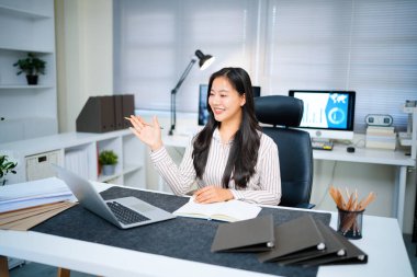 İşyerindeki müşteriyle tablet çalışma videosu konferansı kullanan serbest çalışan iş kadınları.