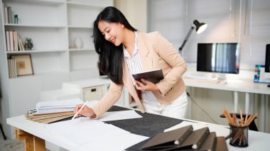 Belgeyi inceleyen kadın modern ofis masasında duruyor..