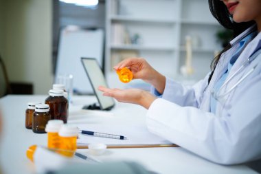 Doktor Tutma Şişesi, Reçeteli ilaç şişesinden ilaç doldurma Arka plan Çok fazla hap alma Sağlık kavramı.