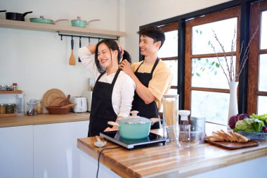 Erkek, kız arkadaşının saçını arkadan bağlamasına yardım eder. Bu arada evde kahvaltı hazırlar. Sabahları evde yemek ve kahvaltı..