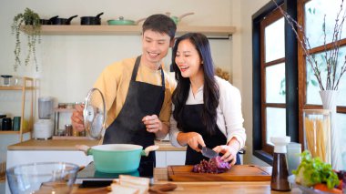 Aşk, yemek ve aşçılık mutfakta bir çiftle kahvaltı, sabah ve mutluluk için. Gülümse, dikkat et ve beslen. Mutlu olmak için evde yemek yiyen erkek ve kadınla..