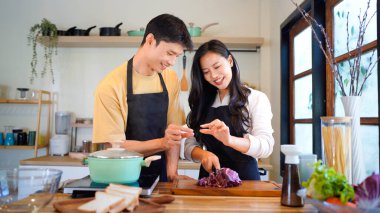 Aşk, yemek ve aşçılık mutfakta bir çiftle kahvaltı, sabah ve mutluluk için. Gülümse, dikkat et ve beslen. Mutlu olmak için evde yemek yiyen erkek ve kadınla..