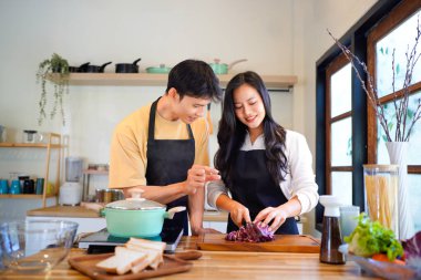 Aşk, yemek ve aşçılık mutfakta bir çiftle kahvaltı, sabah ve mutluluk için. Gülümse, dikkat et ve beslen. Mutlu olmak için evde yemek yiyen erkek ve kadınla..