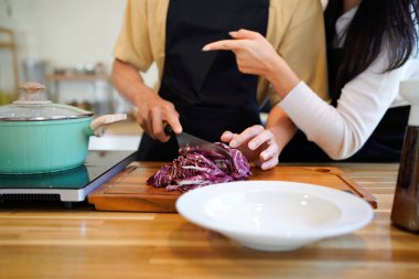 Aşk, yemek ve aşçılık mutfakta bir çiftle kahvaltı, sabah ve mutluluk için. Gülümse, dikkat et ve beslen. Mutlu olmak için evde yemek yiyen erkek ve kadınla..