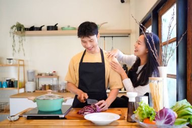 Aşk, yemek ve aşçılık mutfakta bir çiftle kahvaltı, sabah ve mutluluk için. Gülümse, dikkat et ve beslen. Mutlu olmak için evde yemek yiyen erkek ve kadınla..