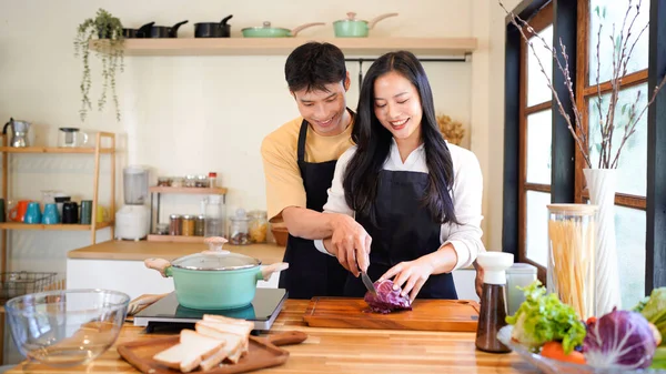 Aşk, yemek ve aşçılık mutfakta bir çiftle kahvaltı, sabah ve mutluluk için kucaklaşmalar. Gülümse, dikkat et ve beslen. Mutlu olmak için evde yemek yiyen erkek ve kadınla..
