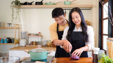 Aşk, yemek ve aşçılık mutfakta bir çiftle kahvaltı, sabah ve mutluluk için kucaklaşmalar. Gülümse, dikkat et ve beslen. Mutlu olmak için evde yemek yiyen erkek ve kadınla..