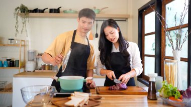 Aşk, yemek ve aşçılık mutfakta bir çiftle kahvaltı, sabah ve mutluluk için kucaklaşmalar. Gülümse, dikkat et ve beslen. Mutlu olmak için evde yemek yiyen erkek ve kadınla..