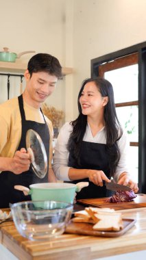 Aşk, yemek ve aşçılık mutfakta bir çiftle kahvaltı, sabah ve mutluluk için. Gülümse, dikkat et ve beslen. Mutlu olmak için evde yemek yiyen erkek ve kadınla..