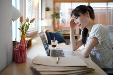 Kadın, dizüstü bilgisayar ve stres ev ofisinde yanlışlıkla uzaktan kumanda olarak kullanılıyor. Kadın kişi, mutsuz ve küçük işletme sorunu ya da rahatsız ya da başlangıç, rapor ya da hayal kırıklığı.