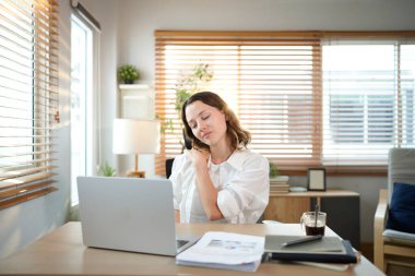 Kadın girişimci acı çeken omuz ağrısı çekiyor. Masaj yaparken omzuna vuruyor..