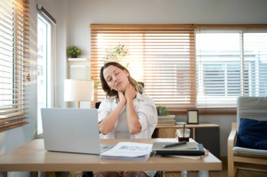 Stresli, bitkin, migren ağrısı çeken genç bir kadın, uzun süre çalışmaktan sıkılmış, baş dönmesi çeken, el işi sendromu olan bir boynu tutan. İşçilerin sağlık sorunları.