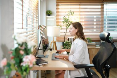 Bilgisayarda ya da masaüstü bilgisayarında dijital pazarlama ajansı için internet SEO 'su üzerinde çalışan yaratıcı web sitesi tasarımcısı kadın. Uzak, ev kızı ya da online teknoloji şirketinin serbest metin yazarı çalışanı..