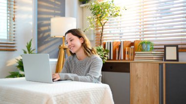 dizüstü bilgisayar ve kadın oturma odasında yazıyor, çalışıyor ya da sosyal medyada internet sörfü yapıyor, uzaktan çalışan kadınları rahatlatıyor ya da bilgisayarda yere oturmuş e-posta yazıyor..